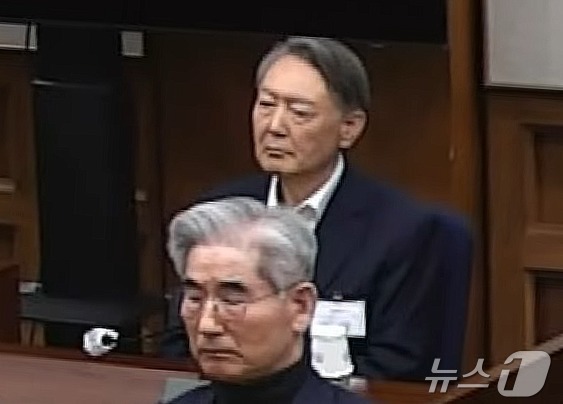 (서울=뉴스1) = 윤석열 전 대통령이 19일 오후 서울 서초구 서울중앙지방법원에서 열린 12·3 비상계엄 관련 내란 우두머리 혐의 사건 1심 선고공판에 출석해 자리에 앉아 있다. …