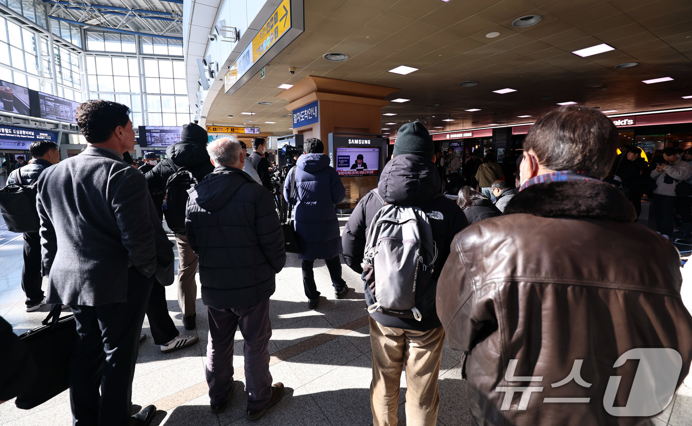 (서울=뉴스1) 구윤성 기자 = 19일 오후 시민들이 서울역 대합실에 설치된 TV를 통해 윤석열 전 대통령의 내란 우두머리 혐의 1심 선고 생중계 방송을 지켜보고 있다. 윤 전 대 …