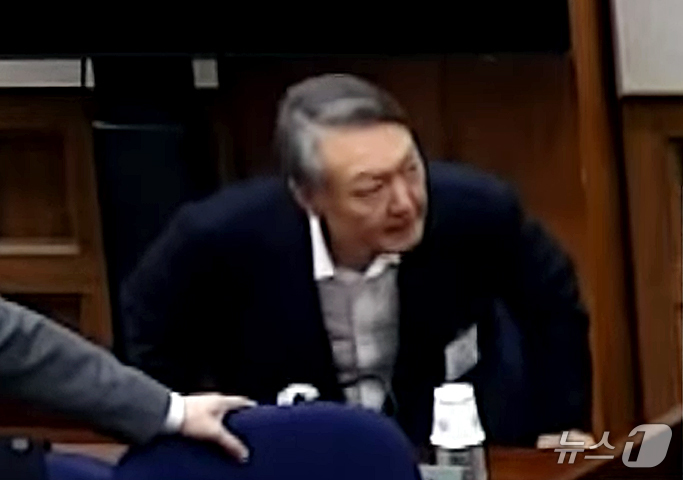 (서울=뉴스1) = 윤석열 전 대통령이 19일 오후 서울 서초구 서울중앙지방법원에서 열린 12·3 비상계엄 관련 내란 우두머리 혐의 사건 1심 선고공판에 출석해 자리에 앉아 있다. …