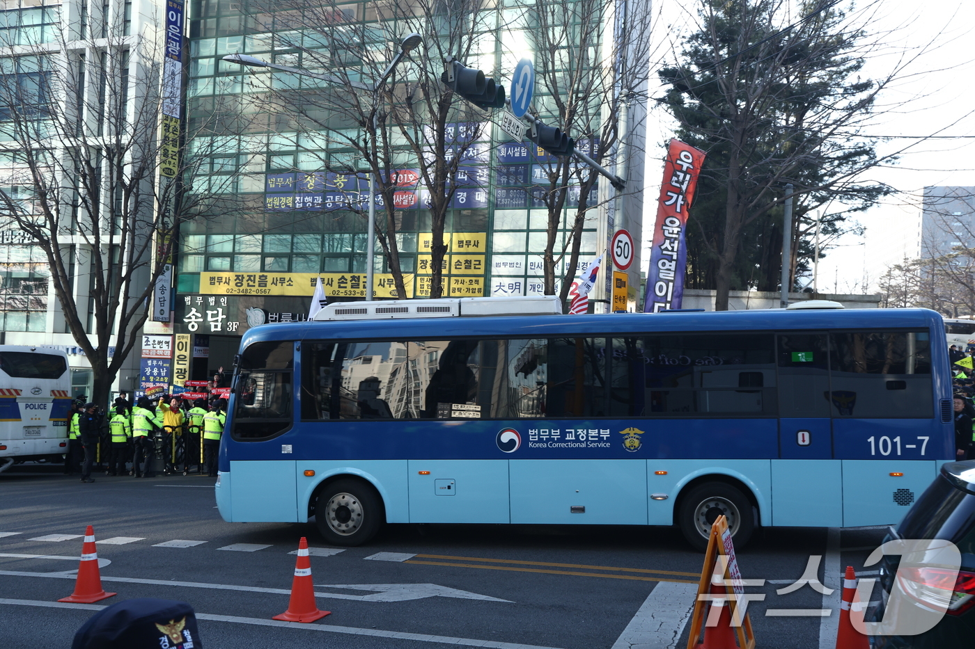 (서울=뉴스1) 최지환 기자 = 윤석열 전 대통령을 태운 호송차가 19일 오후 서울 서초구 중앙지방법원을 나서고 있다.윤 전 대통령은 이날 내란 우두머리 혐의 1심 선고공판에서 2 …