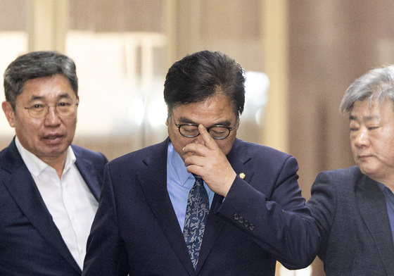 굳은 표정으로 의장실 나서는 우원식 국회의장