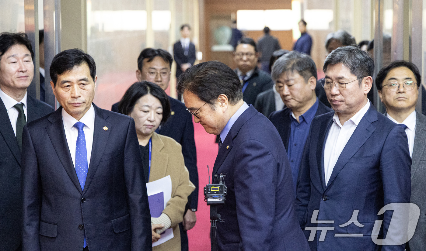 (서울=뉴스1) 이승배 기자 = 우원식 국회의장이 19일 서울 여의도 국회에서 12·3 비상계엄 관련 내란 우두머리 혐의를 받는 윤석열 전 대통령의 1심 선고 공판 결과에 대해 소 …