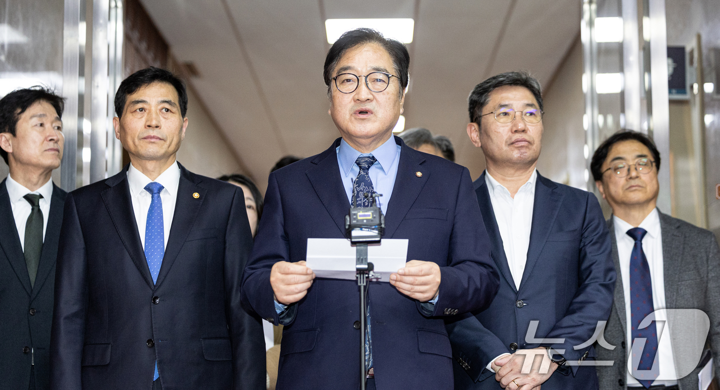 (서울=뉴스1) 이승배 기자 = 우원식 국회의장이 19일 서울 여의도 국회의장실에서 12·3 비상계엄 관련 내란 우두머리 혐의를 받는 윤석열 전 대통령의 1심 선고 공판 결과에 대 …