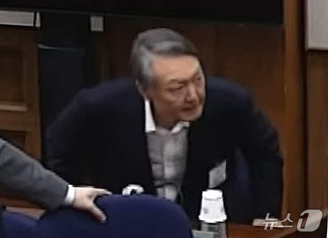 (서울=뉴스1) = 윤석열 전 대통령이 19일 오후 서울 서초구 서울중앙지방법원에서 열린 12·3 비상계엄 관련 내란 우두머리 혐의 사건 1심 선고공판에 출석해 자리에 앉아 있다. …