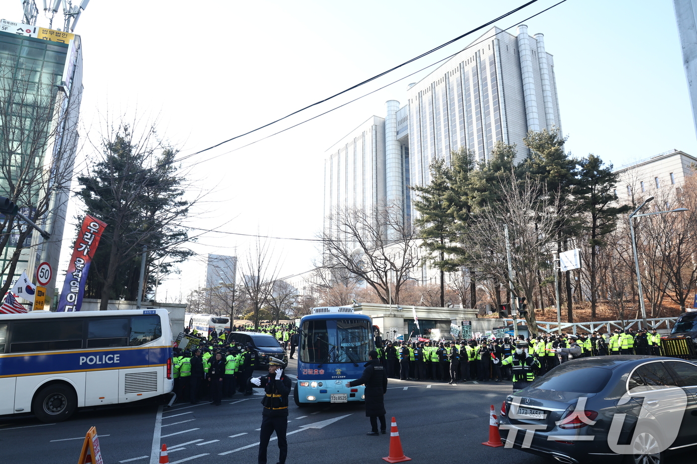 (서울=뉴스1) 최지환 기자 = 윤석열 전 대통령을 태운 호송차가 19일 오후 서울 서초구 중앙지방법원을 나서고 있다.윤 전 대통령은 이날 내란 우두머리 혐의 1심 선고공판에서 2 …