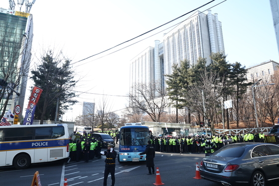 법원 나서는 윤석열 전 대통령 호송차