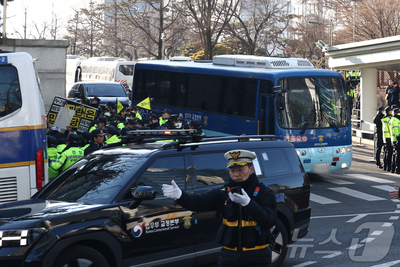 (서울=뉴스1) 최지환 기자 = 윤석열 전 대통령을 태운 호송차가 19일 오후 서울 서초구 중앙지방법원을 빠져나가고 있다. 윤 전 대통령은 이날 내란 우두머리 혐의 1심 선고공판에 …