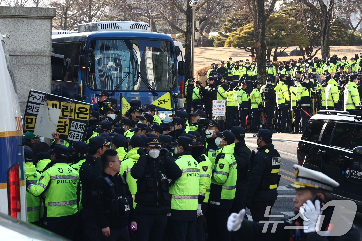 (서울=뉴스1) 최지환 기자 = 윤석열 전 대통령을 태운 호송차가 19일 오후 서울 서초구 중앙지방법원을 나서고 있다. 윤 전 대통령은 이날 내란 우두머리 혐의 1심 선고공판에서 …