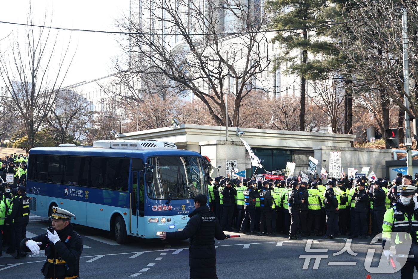 (서울=뉴스1) 최지환 기자 = 윤석열 전 대통령을 태운 호송차가 19일 오후 서울 서초구 중앙지방법원을 나서고 있다. 윤 전 대통령은 이날 내란 우두머리 혐의 1심 선고공판에서 …