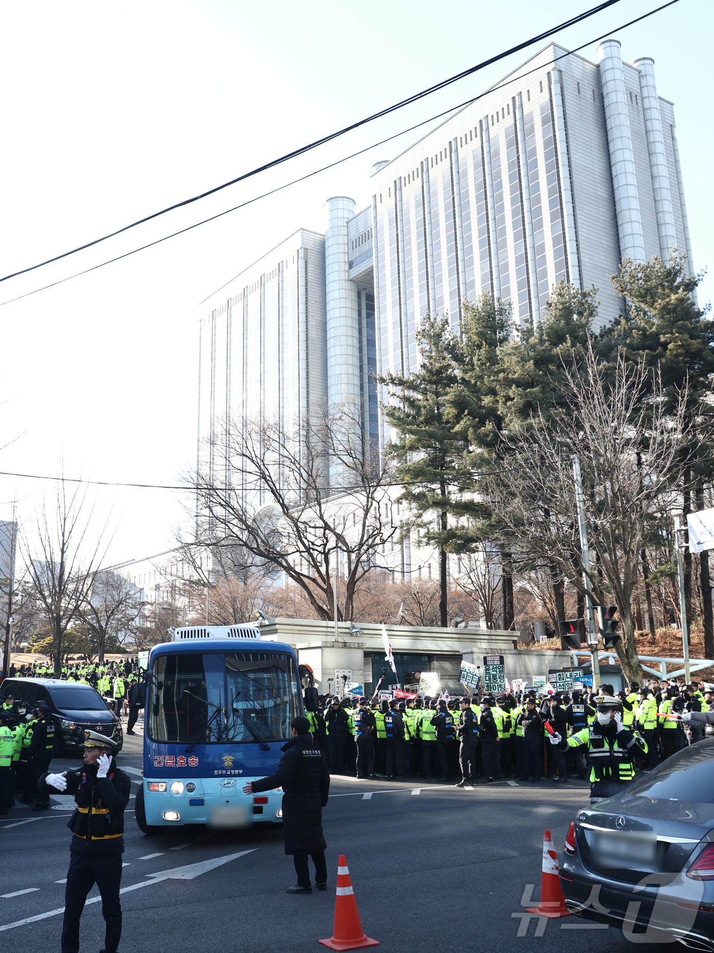 (서울=뉴스1) 최지환 기자 = 윤석열 전 대통령을 태운 호송차가 19일 오후 서울 서초구 중앙지방법원을 빠져나가고 있다. 윤 전 대통령은 이날 내란 우두머리 혐의 1심 선고공판에 …