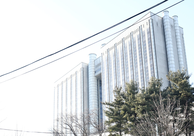 법원 빠져나가는 윤석열 호송차량