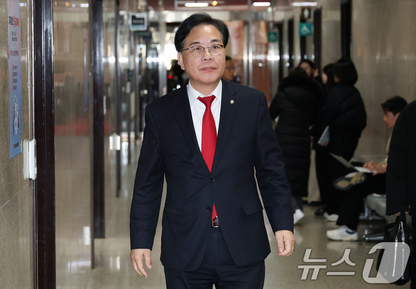 (서울=뉴스1) 이승배 기자 = 송언석 국민의힘 원내대표가 19일 윤석열 전 대통령 내란 혐의 1심 선고가 진행되는 가운데 서울 여의도 국회 본관 국민의힘 원내대표실로 들어가고 있 …