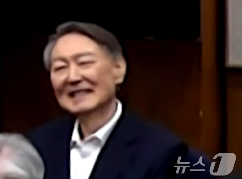 (서울=뉴스1) = 윤석열 전 대통령이 19일 오후 서울 서초구 서울중앙지방법원에서 열린 12·3 비상계엄 관련 내란 우두머리 혐의 사건 1심 선고공판에 출석해 미소를 짓고 있다. …