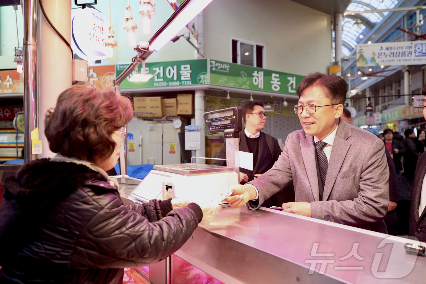 (서울=뉴스1) = 이병권 중소벤처기업부 제2차관이 19일 대전 중앙시장을 방문해 물품을 구입하고 있다. (중소벤처기업부 제공. 재판매 및 DB 금지) 2026.2.19/뉴스1