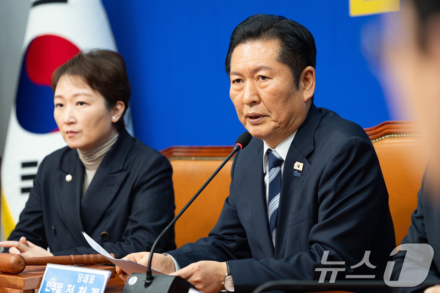 본문 이미지 - 정청래 더불어민주당 대표가 19일 서울 여의도 국회에서 열린 최고위원회의에서 내란 우두머리 혐의로 기소된 윤석열 전 대통령이 1심에서 무기징역을 선고받은 데 대해 입장을 밝히고 있다. 2026.2.19 ⓒ 뉴스1 유승관 기자