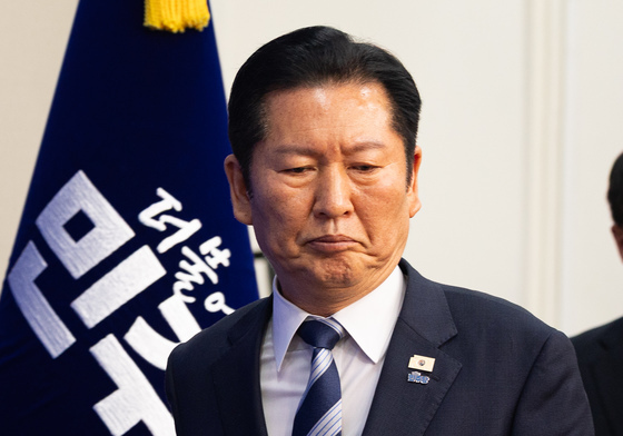 윤석열 1심 선고 입장 밝히기 위해 입장하는 정청래 대표