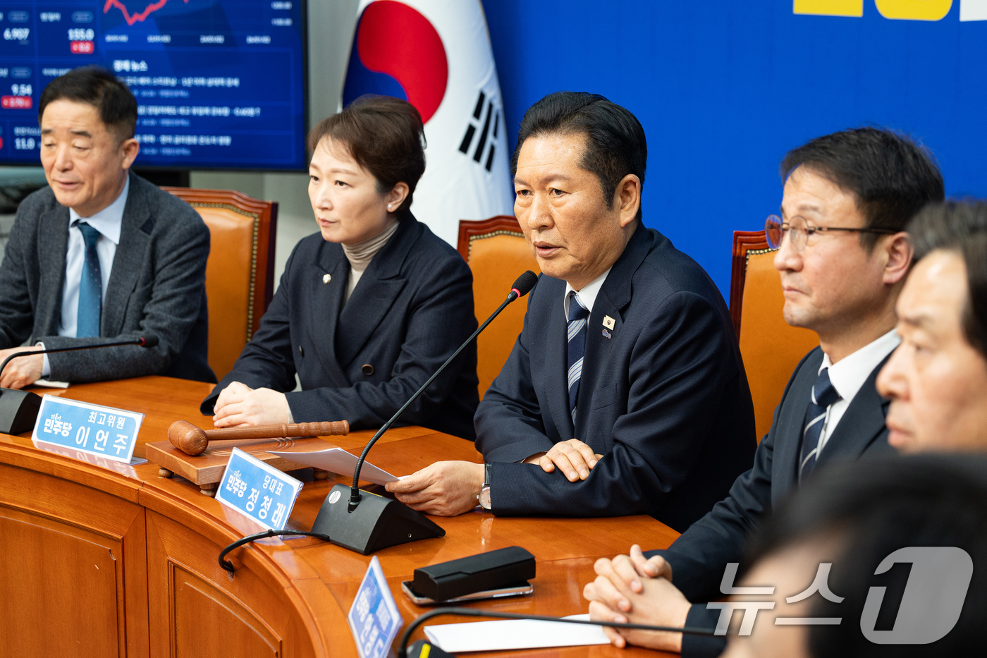 (서울=뉴스1) 유승관 기자 = 정청래 더불어민주당 대표가 19일 서울 여의도 국회에서 열린 최고위원회의에서 내란 우두머리 혐의로 기소된 윤석열 전 대통령이 1심에서 무기징역을 선 …