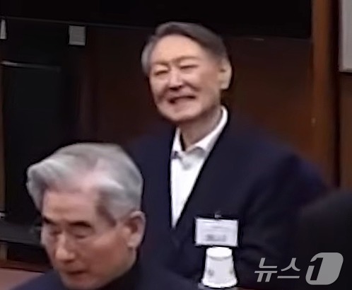 (서울=뉴스1) = 윤석열 전 대통령이 19일 오후 서울 서초구 서울중앙지방법원에서 열린 12·3 비상계엄 관련 내란 우두머리 혐의 사건 1심 선고공판에 출석해 미소를 짓고 있다. …