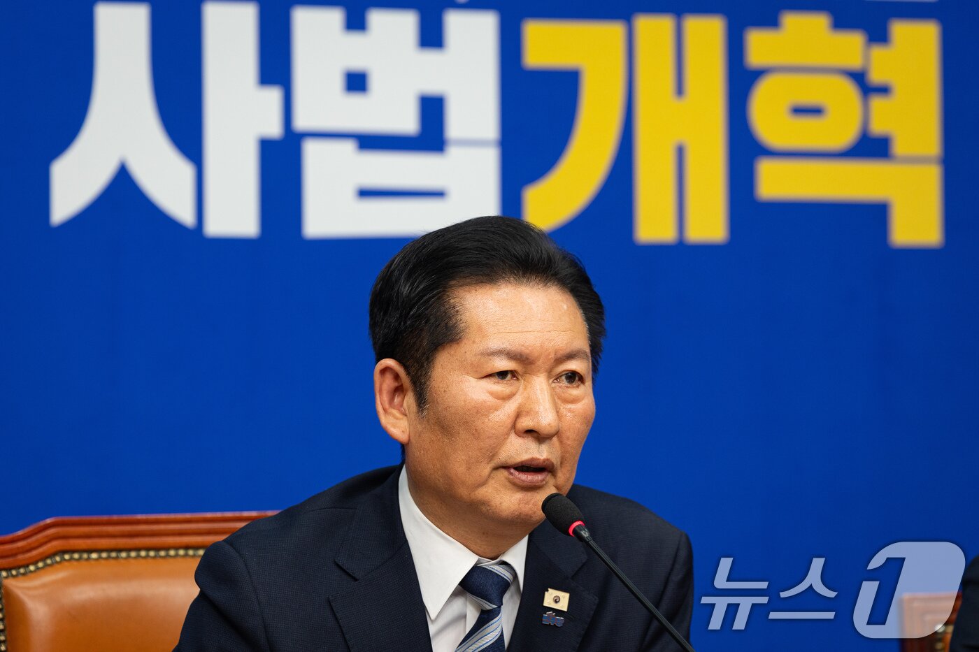 본문 이미지 - 정청래 더불어민주당 대표가 19일 서울 여의도 국회에서 열린 최고위원회의에서 내란 우두머리 혐의로 기소된 윤석열 전 대통령이 1심에서 무기징역을 선고받은 데 대해 입장을 밝히고 있다. 2026.2.19 ⓒ 뉴스1 유승관 기자