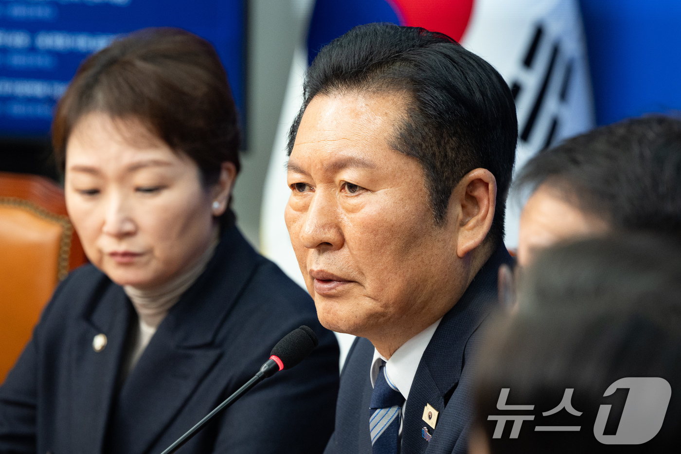 (서울=뉴스1) 유승관 기자 = 정청래 더불어민주당 대표가 19일 서울 여의도 국회에서 열린 최고위원회의에서 내란 우두머리 혐의로 기소된 윤석열 전 대통령이 1심에서 무기징역을 선 …