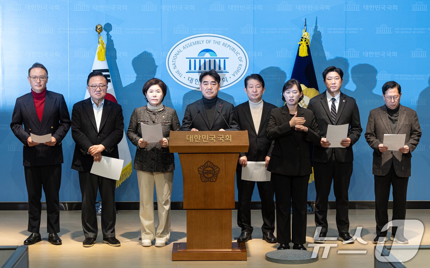 본문 이미지 - 국민의힘 내 소장파 의원 모임인 '대안과 미래' 의원들이 19일 서울 여의도 국회 소통관에서 윤석열 전 대통령 내란죄 무기징역 선고와 관련 입장을 밝히고 있다. 2026.2.19 ⓒ 뉴스1 이승배 기자