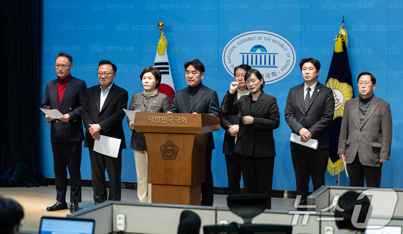 (서울=뉴스1) 이승배 기자 = 국민의힘 내 소장파 의원 모임인 '대안과 미래' 의원들이 19일 서울 여의도 국회 소통관에서 윤석열 전 대통령 내란죄 무기징역 선고와 관련 입장을 …