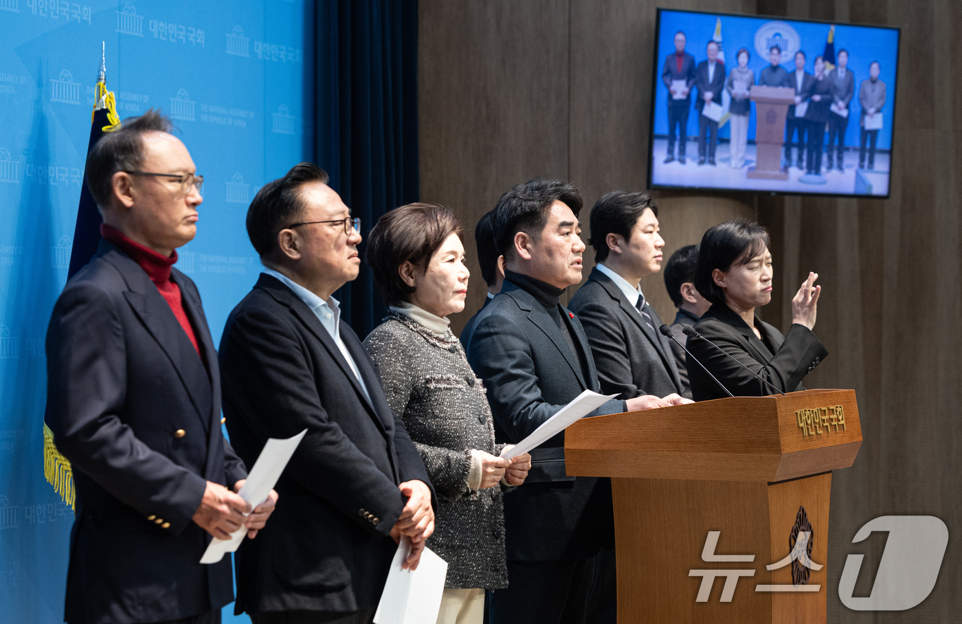 (서울=뉴스1) 이승배 기자 = 국민의힘 내 소장파 의원 모임인 '대안과 미래' 의원들이 19일 서울 여의도 국회 소통관에서 윤석열 전 대통령 내란죄 무기징역 선고와 관련 입장을 …