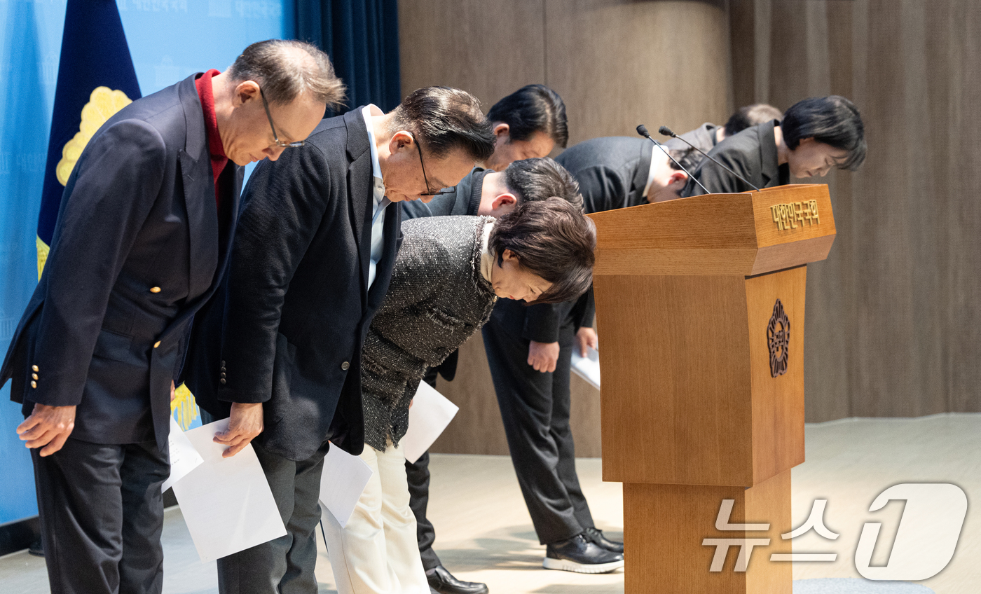 (서울=뉴스1) 이승배 기자 = 국민의힘 내 소장파 의원 모임인 '대안과 미래' 의원들이 19일 서울 여의도 국회 소통관에서 윤석열 전 대통령 내란죄 무기징역 선고와 관련 입장을 …