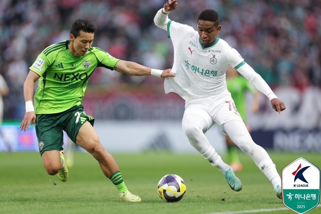 본문 이미지 - 지난 시즌 전북과 대전의 경기 모습(한국프로축구연맹 제공) 