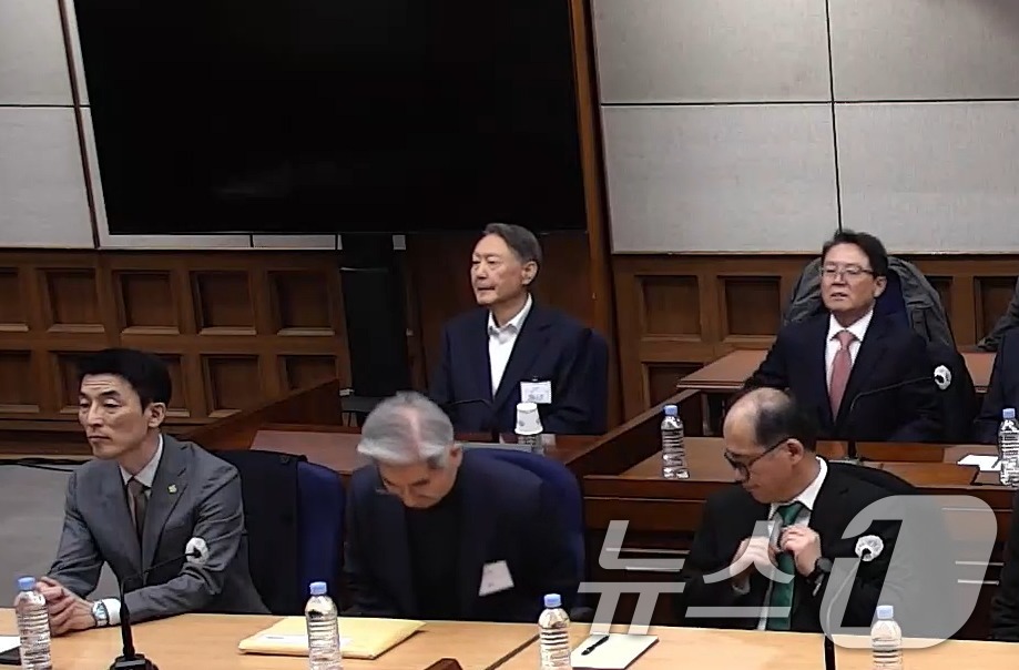 (서울=뉴스1) = 윤석열 전 대통령이 19일 오후 서울 서초구 서울중앙지방법원에서 열린 12·3 비상계엄 관련 내란 우두머리 혐의 사건 1심 선고공판에 출석하고 있다. 윤 전 대 …