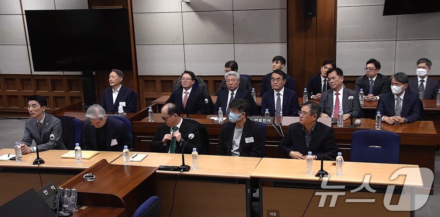 본문 이미지 - 윤석열 전 대통령이 19일 오후 서울 서초구 서울중앙지방법원에서 열린 12·3 비상계엄 관련 내란 우두머리 혐의 사건 1심 선고공판에 출석하고 있다. (서울중앙지법 제공. 재판매 및 DB 금지) 2026.2.19 ⓒ 뉴스1