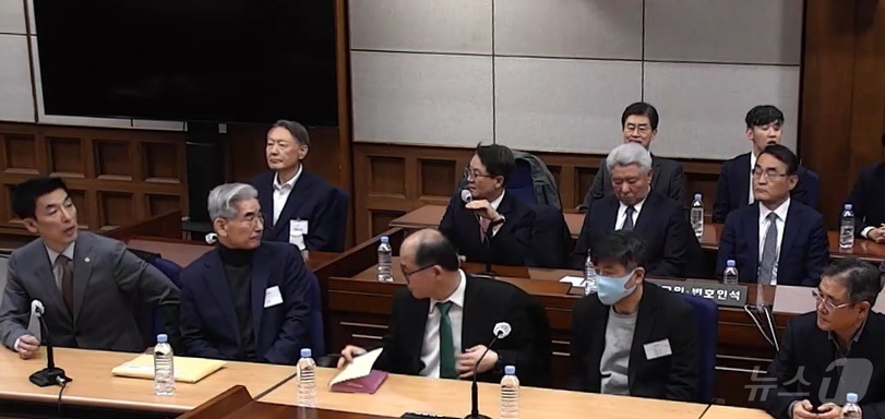 (서울=뉴스1) = 윤석열 전 대통령이 19일 오후 서울 서초구 서울중앙지방법원에서 열린 12·3 비상계엄 관련 내란 우두머리 혐의 사건 1심 선고공판에 출석해 자리에 앉아 있다. …