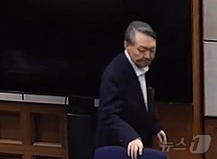 (서울=뉴스1) = 윤석열 전 대통령이 19일 오후 서울 서초구 서울중앙지방법원에서 열린 12·3 비상계엄 관련 내란 우두머리 혐의 사건 1심 선고공판에 출석해 자리에 착석하고 있 …