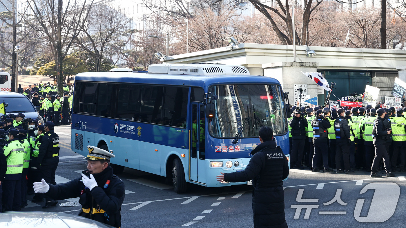 (서울=뉴스1) 최지환 기자 = 윤석열 전 대통령을 태운 호송차가 19일 오후 서울 서초구 중앙지방법원을 나서고 있다. 윤 전 대통령은 이날 내란 우두머리 혐의 1심 선고공판에서 …