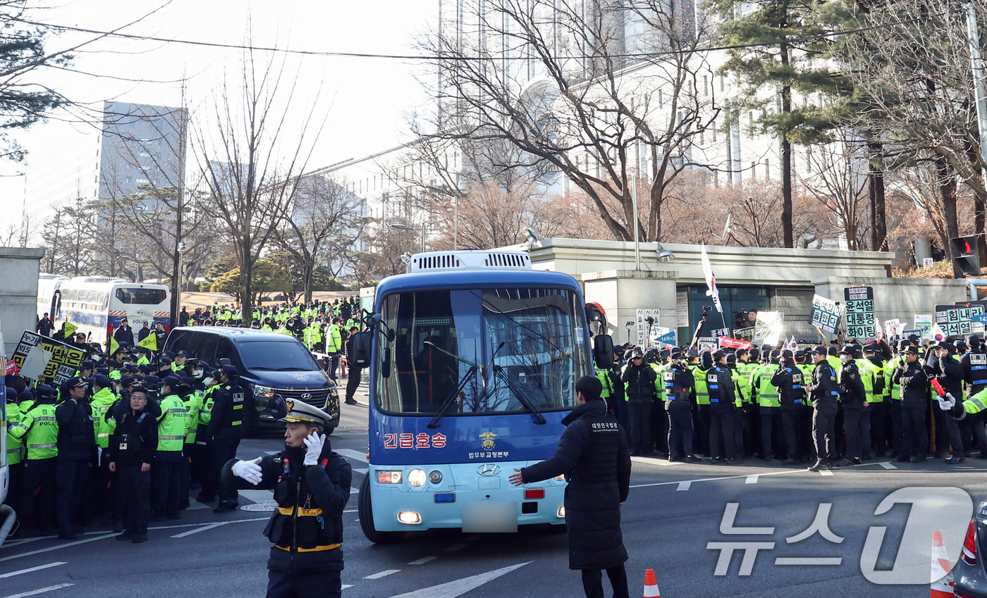 (서울=뉴스1) 최지환 기자 = 윤석열 전 대통령을 태운 호송차가 19일 오후 서울 서초구 중앙지방법원을 나서고 있다. 윤 전 대통령은 이날 내란 우두머리 혐의 1심 선고공판에서 …