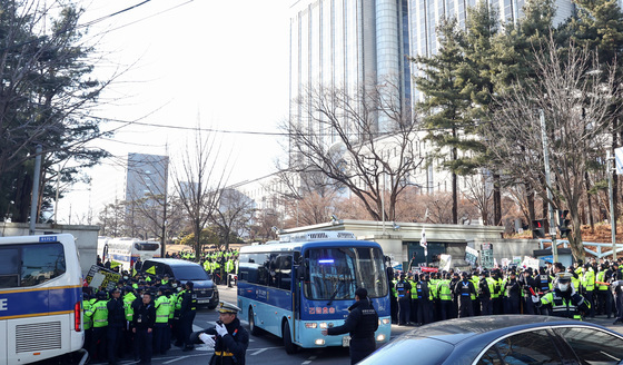 윤석열 1심 무기징역, 법원 떠나는 호송 차량