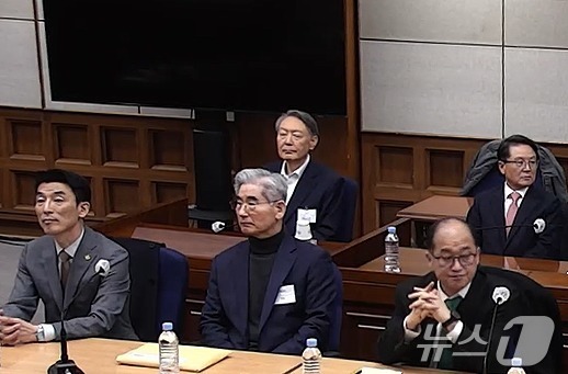 (서울=뉴스1) = 윤석열 전 대통령이 19일 오후 서울 서초구 서울중앙지방법원에서 열린 12·3 비상계엄 관련 내란 우두머리 혐의 사건 1심 선고공판에 출석하고 있다. 윤 전 대 …