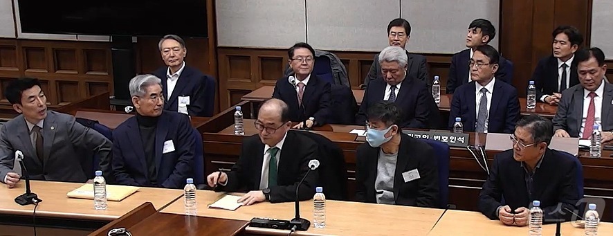 (서울=뉴스1) = 윤석열 전 대통령이 19일 오후 서울 서초구 서울중앙지방법원에서 열린 12·3 비상계엄 관련 내란 우두머리 혐의 사건 1심 선고공판에 출석하고 있다. 윤 전 대 …