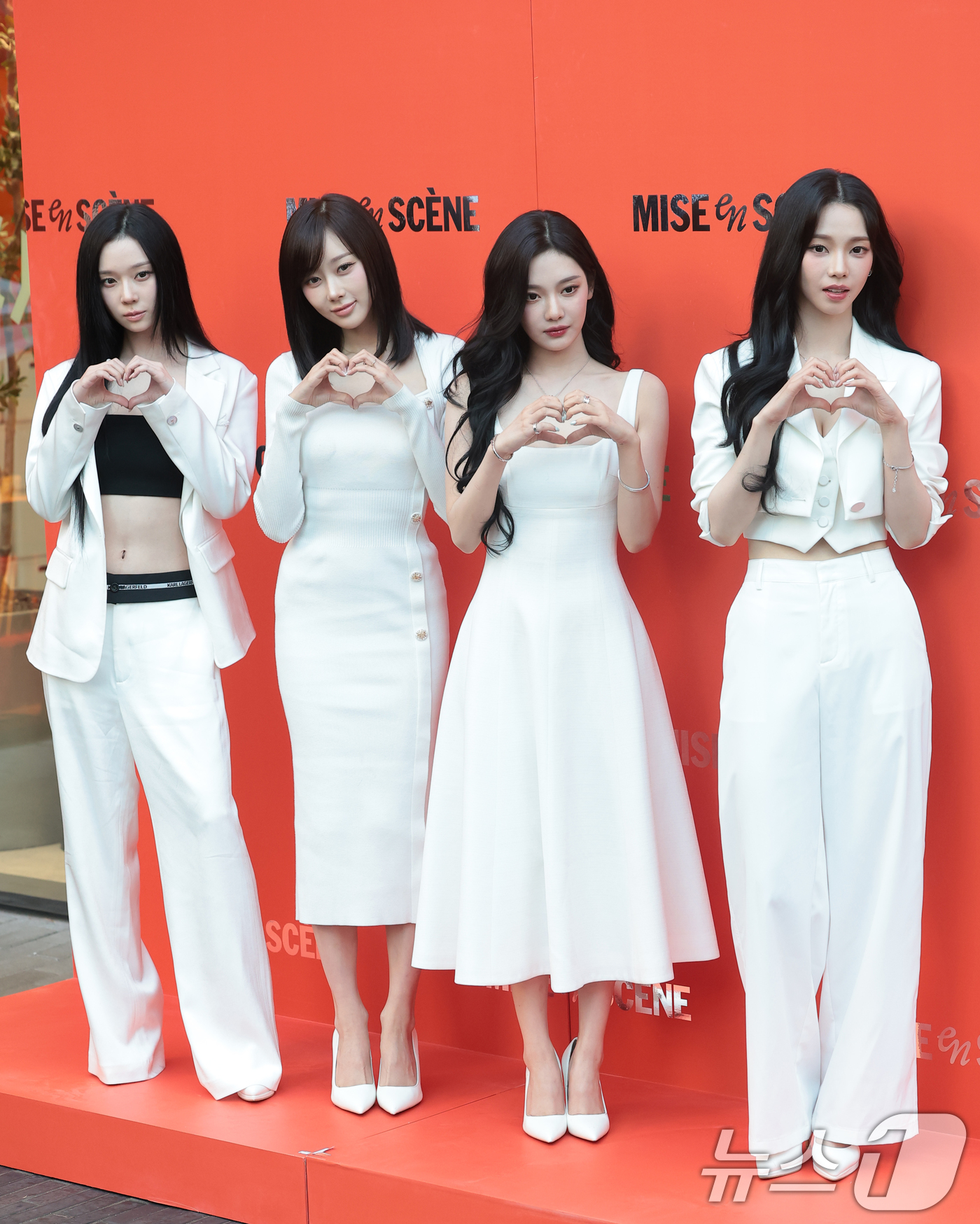 (서울=뉴스1) 권현진 기자 = 그룹 에스파(aespa) 윈터(왼쪽부터)와 지젤, 닝닝, 카리나가 19일 오후 서울 성동구 올리브영 N 성수에서 열린 뷰티 브랜드 ‘미쟝센 퍼펙트 …