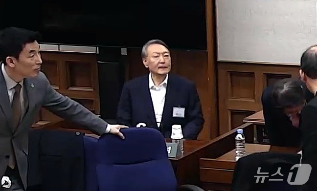 (서울=뉴스1) = 윤석열 전 대통령이 19일 오후 서울 서초구 서울중앙지방법원에서 열린 12·3 비상계엄 관련 내란 우두머리 혐의 사건 1심 선고공판에 출석하고 있다. 윤 전 대 …