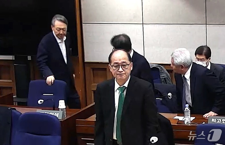 (서울=뉴스1) = 윤석열 전 대통령이 19일 오후 서울 서초구 서울중앙지방법원에서 열린 12·3 비상계엄 관련 내란 우두머리 혐의 사건 1심 선고공판에 출석하고 있다. 윤 전 대 …