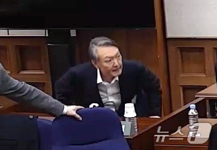 본문 이미지 - 윤석열 전 대통령이 지난달 19일 오후 서울 서초구 서울중앙지방법원에서 열린 12·3 비상계엄 관련 내란 우두머리 혐의 사건 1심 선고공판에 출석한 모습. (서울중앙지법 제공. 재판매 및 DB 금지) 2026.2.19 ⓒ 뉴스1