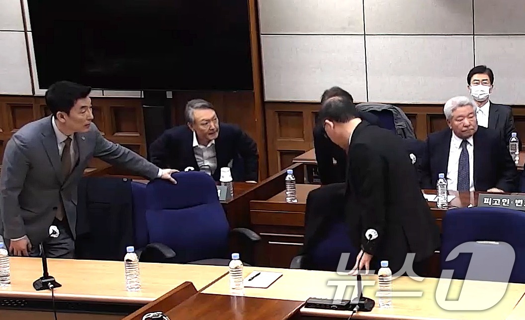 (서울=뉴스1) = 윤석열 전 대통령이 19일 오후 서울 서초구 서울중앙지방법원에서 열린 12·3 비상계엄 관련 내란 우두머리 혐의 사건 1심 선고공판에 출석하고 있다. 윤 전 대 …