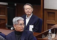 (서울=뉴스1) = 윤석열 전 대통령이 19일 오후 서울 서초구 서울중앙지방법원에서 열린 12·3 비상계엄 관련 내란 우두머리 혐의 사건 1심 선고공판에 출석해 자리하고 있다. 윤 …