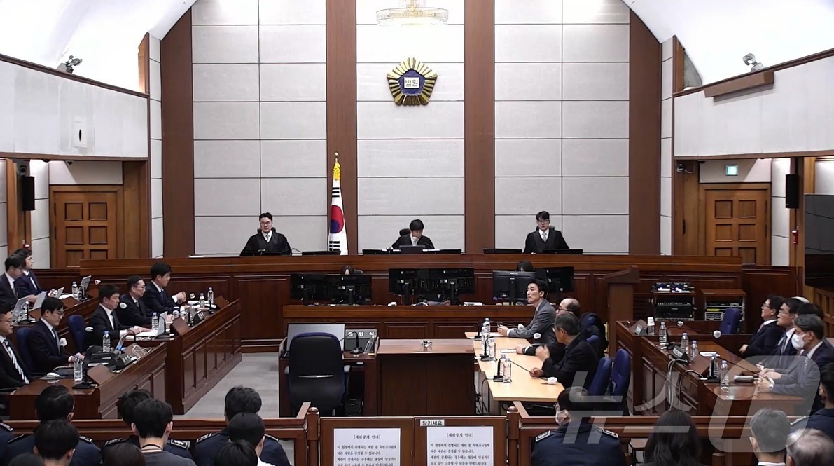 (서울=뉴스1) = 19일 오후 서울 서초구 서울중앙지방법원에서 윤석열 전 대통령의 12·3 비상계엄 관련 내란 우두머리 혐의 사건 1심 선고공판이 열리고 있다. (서울중앙지법 제 …