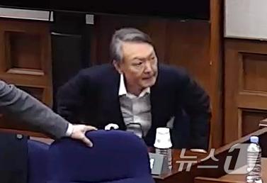 (서울=뉴스1) = 윤석열 전 대통령이 19일 오후 서울 서초구 서울중앙지방법원에서 열린 12·3 비상계엄 관련 내란 우두머리 혐의 사건 1심 선고공판에 출석하고 있다. 윤 전 대 …