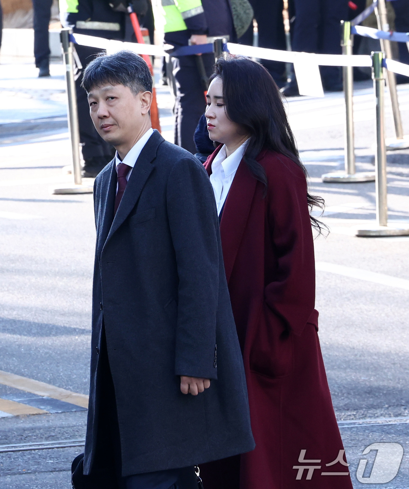 (서울=뉴스1) 최지환 기자 = 윤석열 전 대통령 변호인단 배의철(왼쪽), 김계리 변호사가 19일 오후 윤 전 대통령의 내란 우두머리 혐의 1심 선고공판을 마치고 서울중앙지방법원을 …