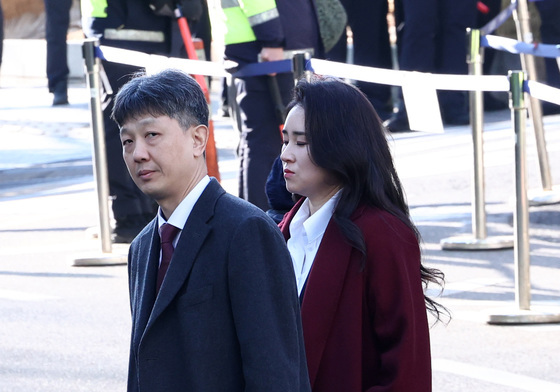 尹 변호인단 배의철·김계리, 착잡한 표정