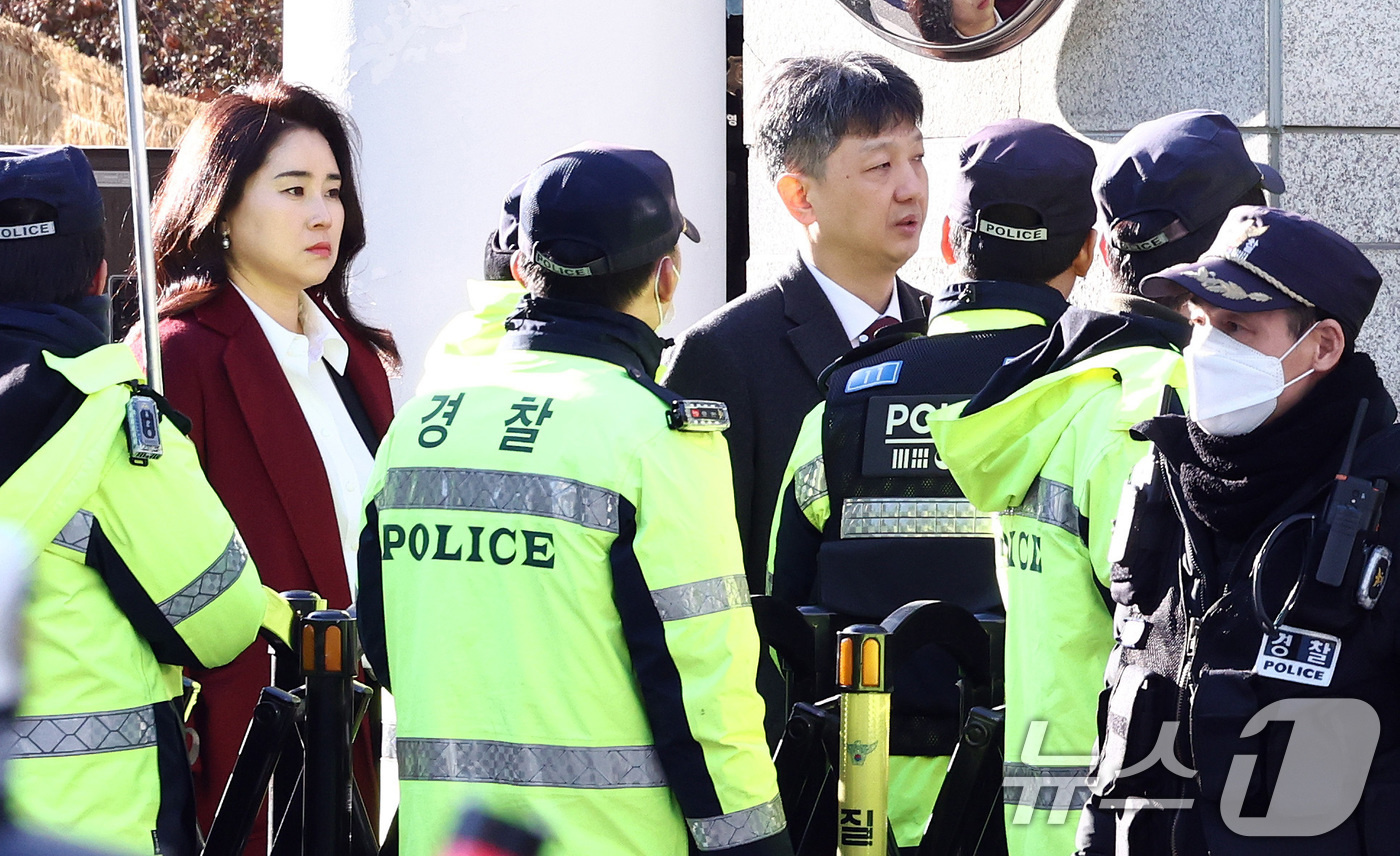 (서울=뉴스1) 최지환 기자 = 윤석열 전 대통령 변호인단 김계리(왼쪽), 배의철 변호사가 19일 오후 윤 전 대통령의 내란 우두머리 혐의 1심 선고공판을 마치고 서울중앙지방법원을 …