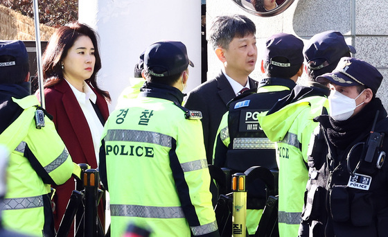 착잡한 표정으로 법정 나서는 윤석열 변호인단